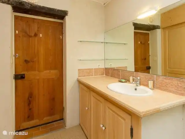 Location de Vacances France, Drôme, Le Poet-Laval, maison de vacances - Pierre à Feu La salle de bain avec toilettes est située au rez-de-chaussée.