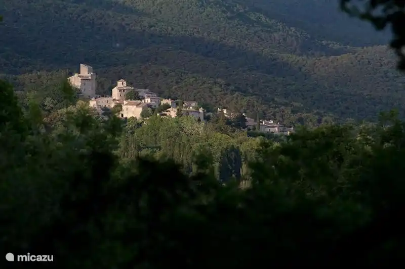 Blick von der Terrasse auf die mittelalterliche Stadt Le Poet Laval. Foto: Erik Jensen