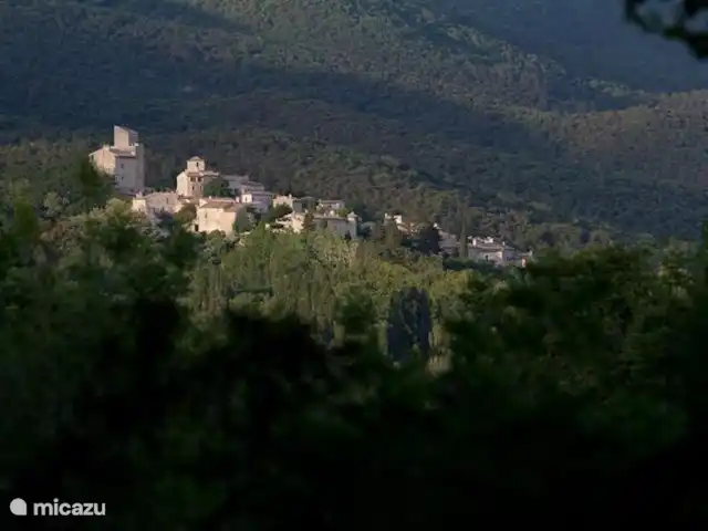 Location de Vacances France, Drôme, Le Poet-Laval, maison de vacances - Pierre à Feu Vue depuis la terrasse sur la cité médiévale du Poet Laval. photo : Erik Verheggen