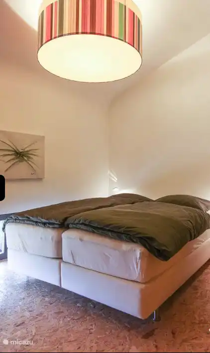 Hermosa habitación contemporánea con lujosas camas con somier para 2 personas (160x200, 2 colchones de 0,80 cm x 2 m, 2 edredones separados)