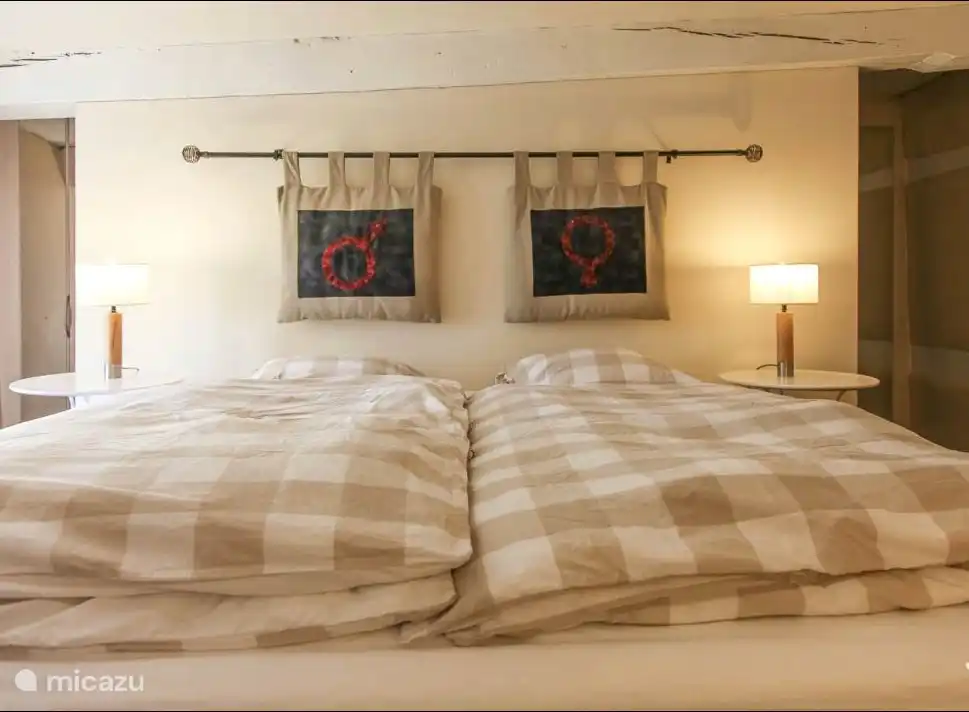 El romántico dormitorio principal con somier de lujo (180x200, un colchón, 2 edredones separados), vestidor y sala de estar asociada.

A través de la ventana de la barra se tiene una hermosa vista de la zona para tomar el sol.