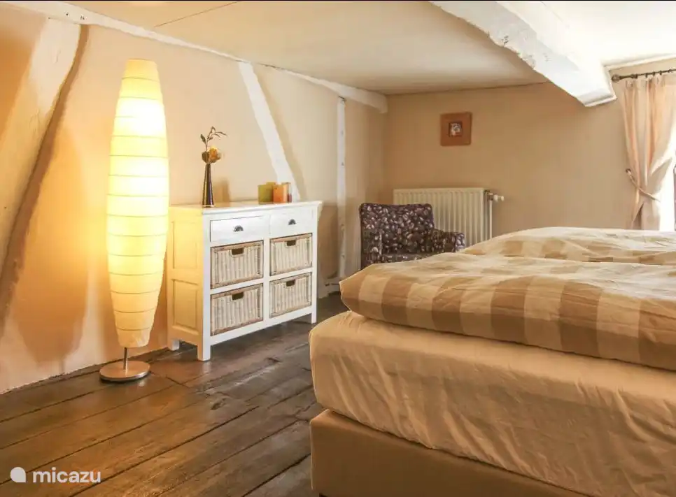 El dormitorio principal respira la atmósfera del pasado.