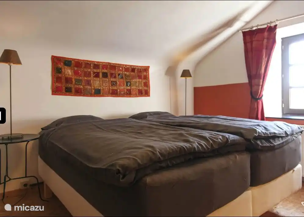 Dormitorio 3. Este atractivo y contemporáneo dormitorio cuenta con lujosas camas con somier para 2 personas (180x200, 2 colchones de 0,90 cm x 2 m, 2 edredones separados)