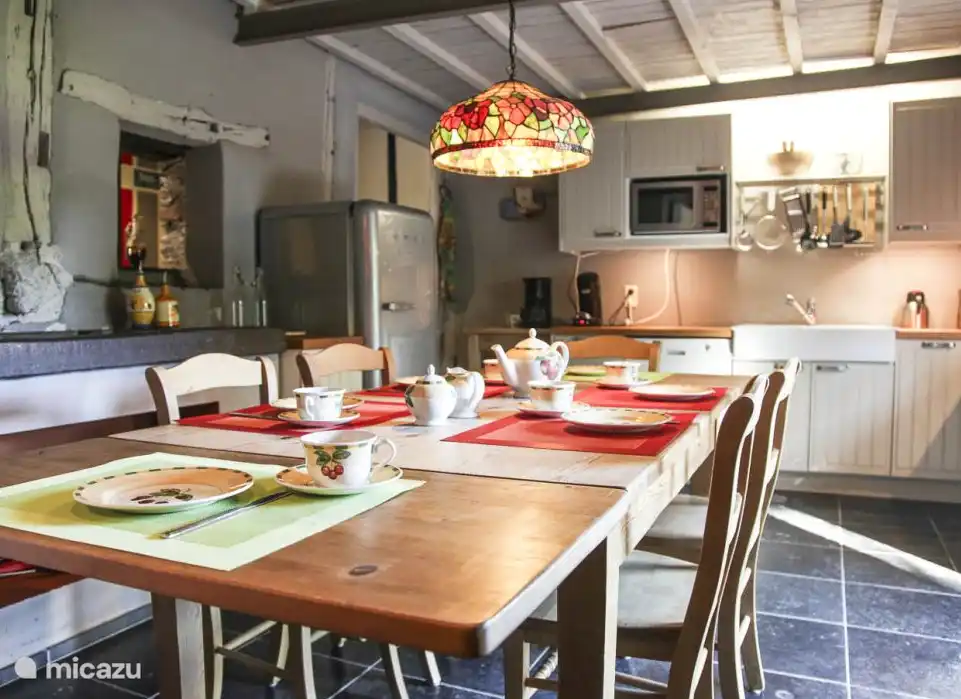 La cocina con mesa para 6 personas, cocina moderna con vitrocerámica de 4 fuegos, una acogedora estufa de leña y vistas al callejón del pueblo frente a la casa.

Ideal para cocinar, cenar, contar cuentos u otros pasatiempos agradables...