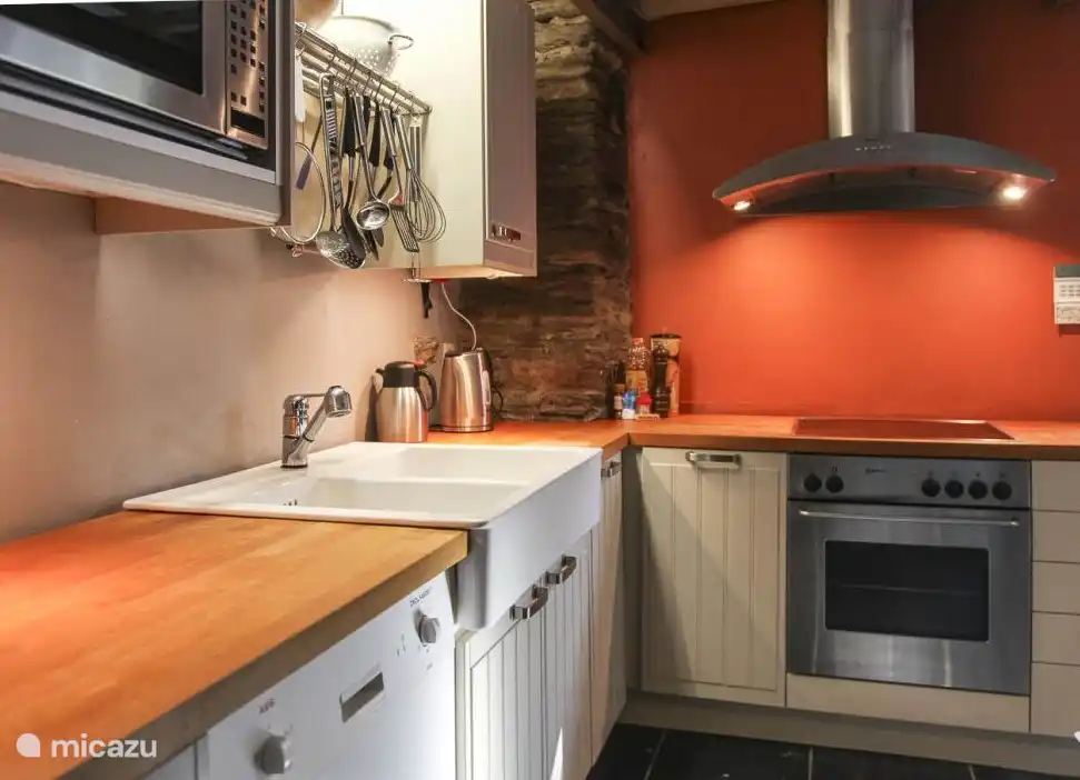 La cocina está totalmente equipada con lavavajillas, horno, senseo, cafetera, tostadora, tetera, vajilla para un mínimo de 6 personas.