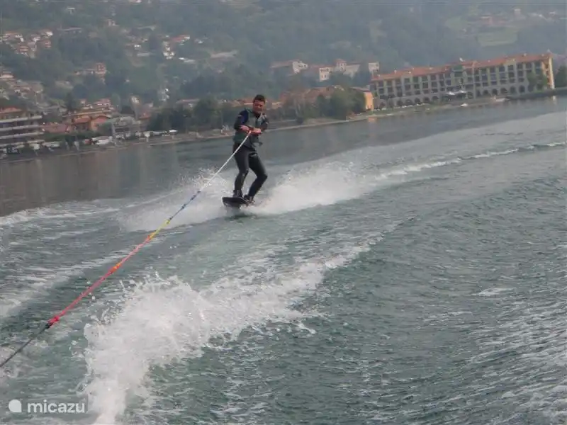 Genießen Sie Wassersport auf dem See mit dem Palazzo in den Hintergrund.