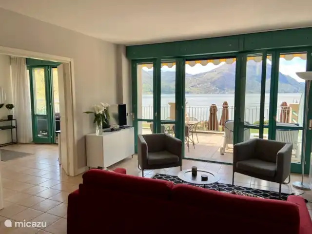 Porto Letizia P11 huren in Italië, Italiaanse Meren, Porlezza - appartement De woonkamer is ruim en geeft voldoende zitgelegenheid.  Een flatscreen TV zorgt voor vertier wanneer dat op het aangrenzende balkonterras even niet te vinden is.