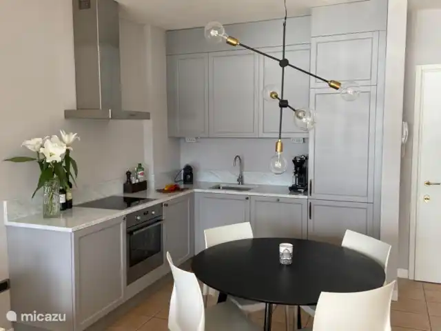 Porto Letizia P11 huren in Italië, Italiaanse Meren, Porlezza - appartement De in 2020 nieuw geplaatste keuken is luxueus, ruim en van alle gemakken voorzien.  4-pits inductie fornuis, vaatwasser, koffiezetter, waterkoker, forse koelkast met vriesvak.  Lekker veel werkoppervlak op het aanrecht!