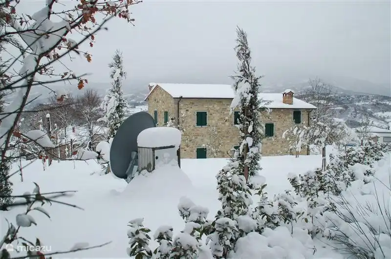 La casa está situada a una altitud de aproximadamente 650 metros y todavía hay mucha nieve en invierno.