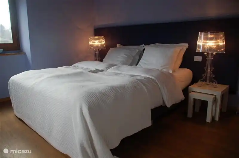 El dormitorio azul en el primer piso con una hermosa vista. Las camas también se pueden hacer como dos camas individuales.