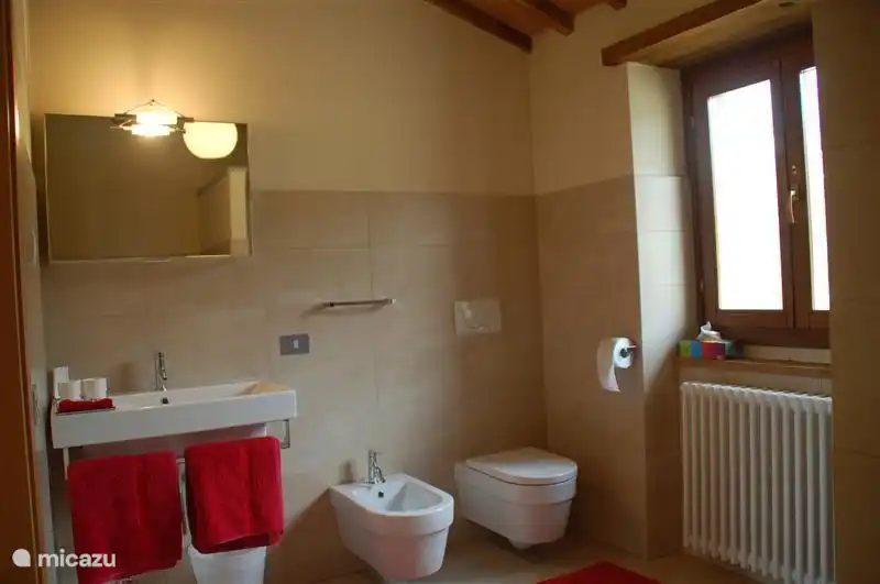 Baño perteneciente al dormitorio principal con bañera, ducha, bidé e inodoro