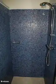 Ducha en el baño perteneciente a la habitación azul