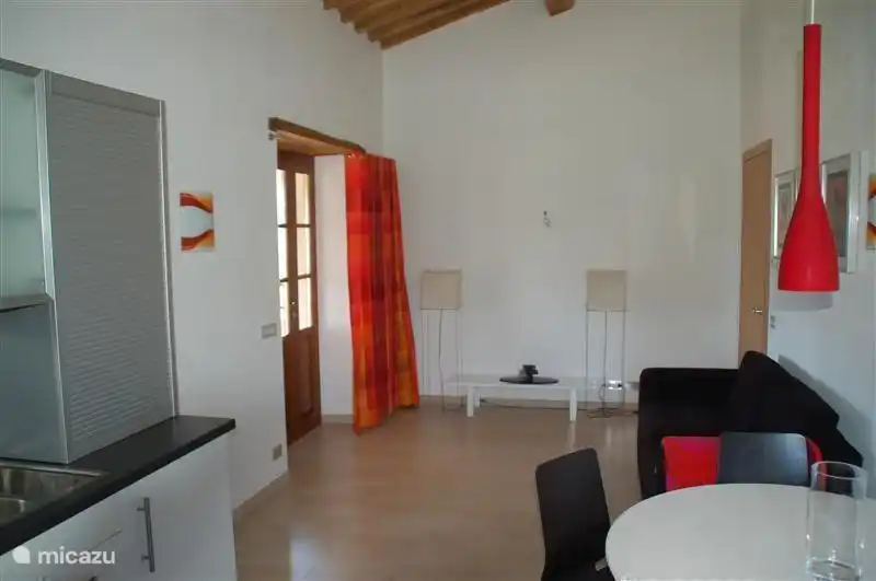 Estudio con sofá cama doble, cocina totalmente equipada y mesa de comedor para cuatro personas con acceso directo a la escalera exterior y terraza lateral.
También se puede acceder al estudio a través de la escalera interior.