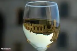 Por la tarde disfrute de una buena copa de vino en la Piazza Garibaldi en Anghiari