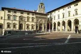 La plaza central de Arezzo, a unos 40 minutos de Caprese Michelangelo con varios restaurantes bajo las arcadas.
