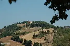 Montone, en la cima de la montaña con vistas de 360 grados, a unos 30 minutos de Caprese Michelangelo. Pueblo bellamente restaurado, completo con terrazas y restaurante.