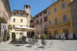 El centro de Montone. Te imaginas en los años 50. Solo turismo italiano limitado