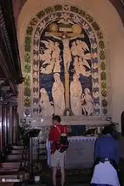 Placas de cerámica azul y blanca de Piero della Robbia en la iglesia monástica de La Verna, la Lourdes de Italia, sin comercialismo El viaje a La Verna es hermoso, a unos 30 minutos de Casa Baroti.