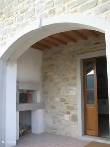 Al mejor estilo toscano tradicional: el horno de pizza en la entrada principal