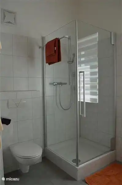 Duschkabine (90x90) mit Thermostatmischer und genügend Platz zum Speichern und Drop Shampoo und Duschgel. Zweite Toilette im Badezimmer.
