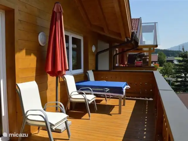 Casa Klein Rosental en Austria, Salzburgo, Neukirchen am Grossvenediger - apartamento Balcón orientado al sur con vistas a la tercera montaña más alta de Austria: Großvenediger. Espacio suficiente para disfrutar del sol de verano o invierno, comer o tomar algo.