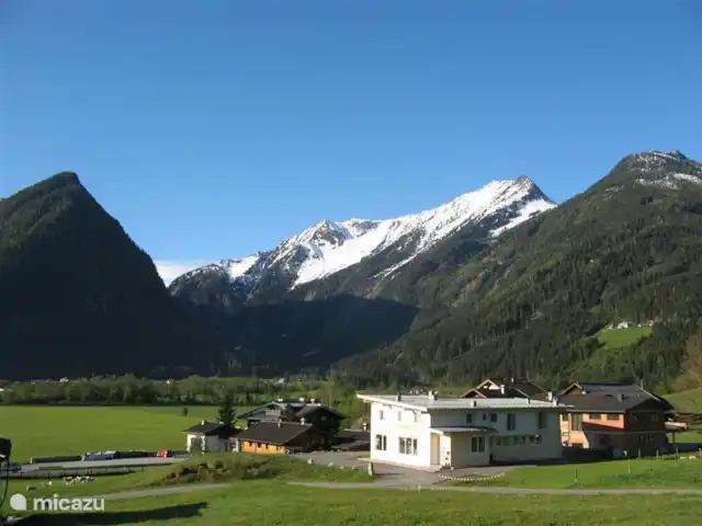 Casa Klein Rosental en Austria, Salzburgo, Neukirchen am Grossvenediger - apartamento Vista desde el balcón, a la derecha del Großvenediger. Con el estudio de bronceado Inge en primer plano. Aquí también puedes broncearte en los días menos soleados.