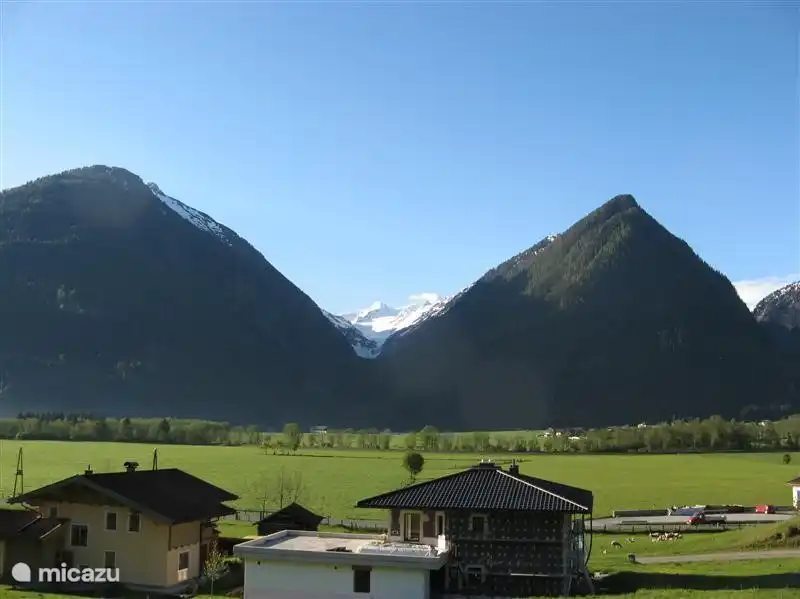 Balkon nach Süden ausgerichtet, mit viel Sonnenschein und eine herrliche Aussicht auf die Berge um Sie herum.