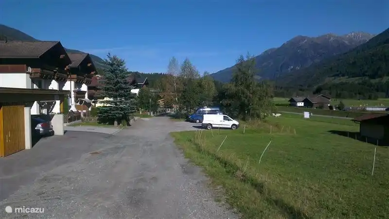 Ruhige liegenschaft, Straße zum Appartment.