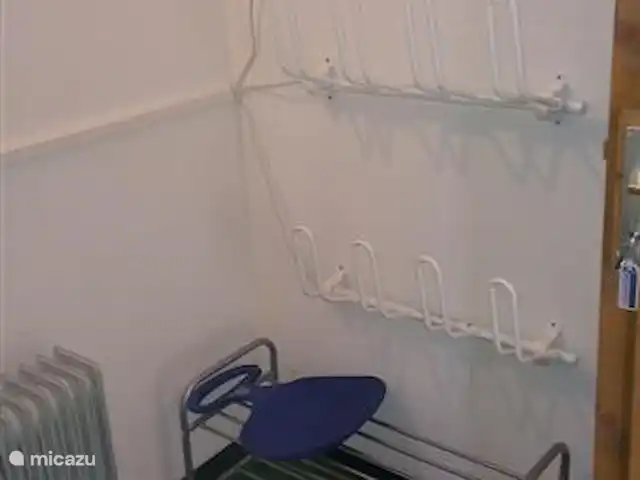 Casa Klein Rosental en Austria, Salzburgo, Neukirchen am Grossvenediger - apartamento Trastero con calienta zapatos y calefacción. Suficiente espacio para tu equipo de esquí húmedo. También almacenamiento para sus residuos separados.