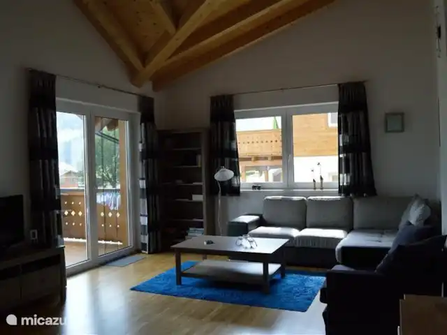 Casa Klein Rosental en Austria, Salzburgo, Neukirchen am Grossvenediger - apartamento El amplio salón/sofá cama con puerta al balcón. Debido al acabado del techo alto y la abundante luz, experimentará una gran sensación de espacio aquí.
