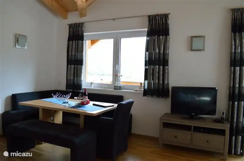 Der Essbereich im Wohnzimmer. Auch abends ein gemütlicher Ort für eine Party-Spiel.