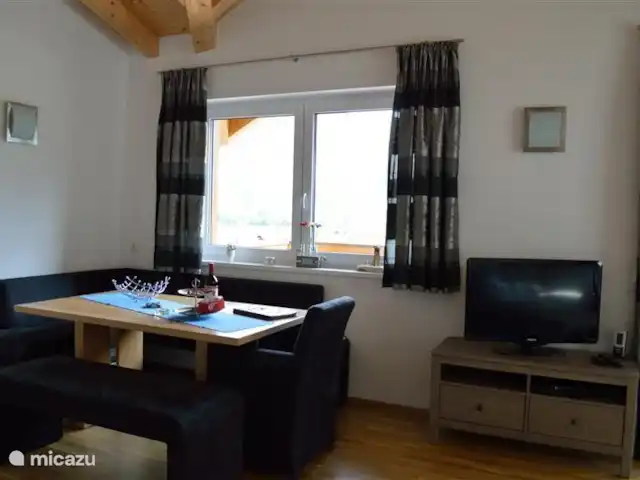 Casa Klein Rosental en Austria, Salzburgo, Neukirchen am Grossvenediger - apartamento El comedor en la sala de estar. También por la noche un lugar acogedor para un juego de mesa.