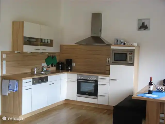 Casa Klein Rosental en Austria, Salzburgo, Neukirchen am Grossvenediger - apartamento La cocina totalmente equipada con lavavajillas, vitrocerámica, nevera, horno, microondas y otros muchos electrodomésticos de lujo como tostadora, cafetera y tetera.