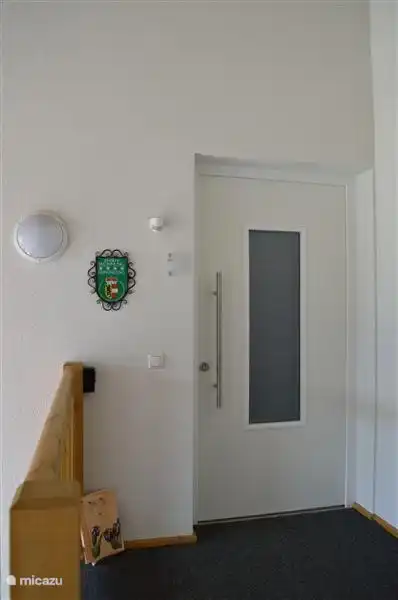 Eingang zur Wohnung. Komplett abgedeckt, können Sie sich von der Innenseite des Carport / Skiraum gehen.