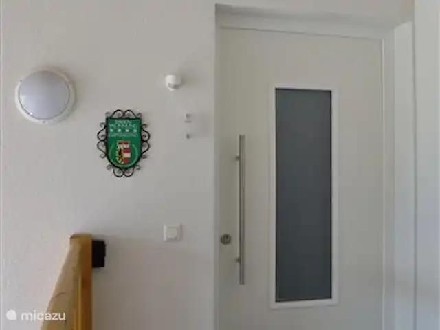 Casa Klein Rosental en Austria, Salzburgo, Neukirchen am Grossvenediger - apartamento Entrada al apartamento. Totalmente cubierto, puede caminar desde el cobertizo de cochera / esquí.