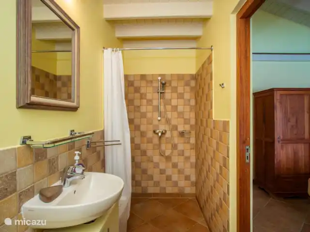 appartement huren in Curaçao, Banda Abou (west), Cas Abao – Cas Laman Abou De badkamer ensuite bij de eerste slaapkamer....