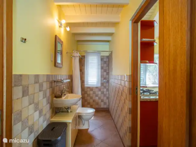 appartement huren in Curaçao, Banda Abou (west), Cas Abao – Cas Laman Abou De badkamer ensuite bij de tweede slaapkamer.