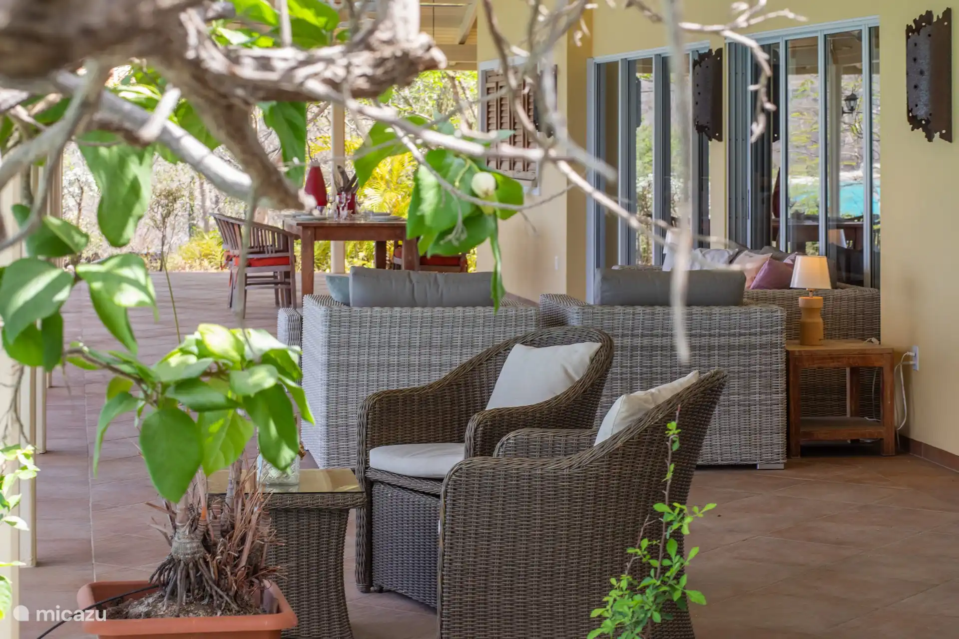 Angrenzend an die Veranda in der Nähe der Schlafzimmer befindet sich die große Veranda des Hauses mit einer kleinen Sitzecke im Vordergrund,....