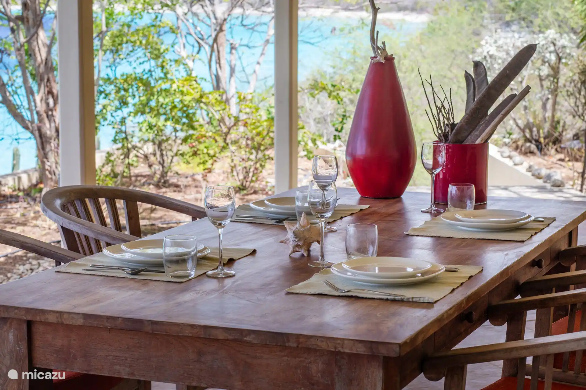 und der große Esstisch.