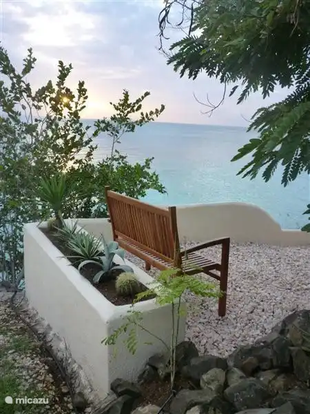 Ab Ihrer eigenen Bank beobachten Sie den Sonnenuntergang, jeden Tag anders, jeden Tag aber wunderschön.