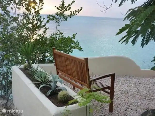 appartement huren in Curaçao, Banda Abou (west), Cas Abao – Cas Laman Abou Vanaf uw eigen bankje ziet u hier de zon ondergaan, elke dag anders, maar elke dag even prachtig.