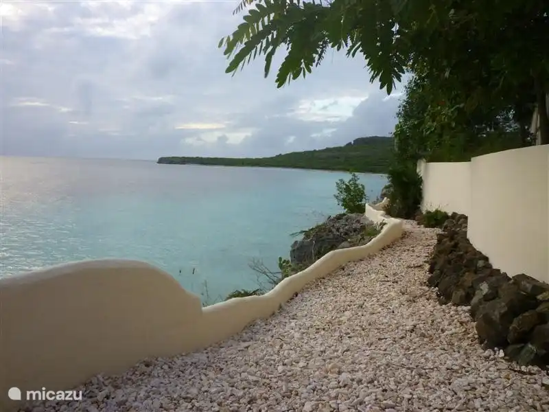 Ihr Privatweg entlang der Küstenlinie. Ab der Bank gehen Sie entlang der Kante der Klippe zur…