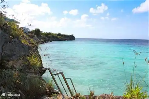 die Badeleiter. Von hier aus steigen Sie ab, um in der Bucht vor Ihrer Wohnung zu schwimmen. 