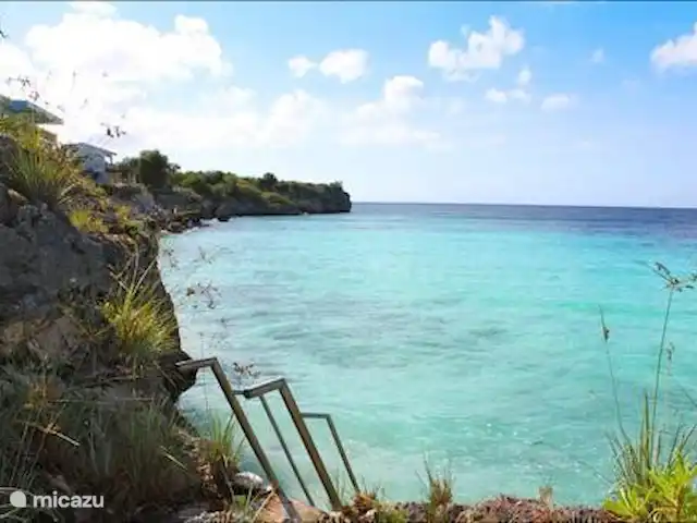 appartement huren in Curaçao, Banda Abou (west), Cas Abao – Cas Laman Abou de zwemtrap. Vanaf hier daalt u af om te zwemmen in de baai voor uw appartement.