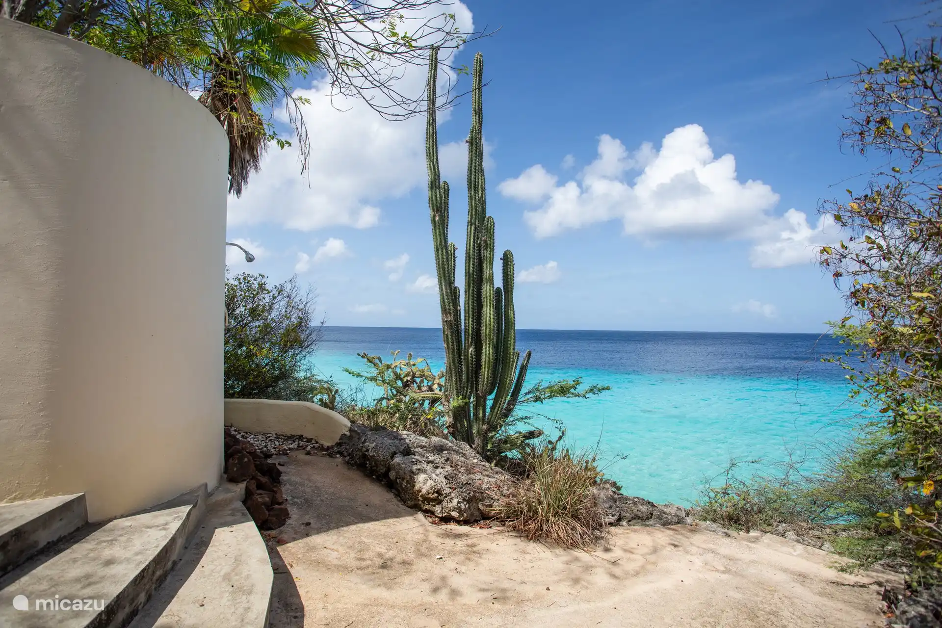 Anschließend können Sie unter Ihrer eigenen Außendusche duschen und anschließend auf einer der Terrassen wieder entspannen.