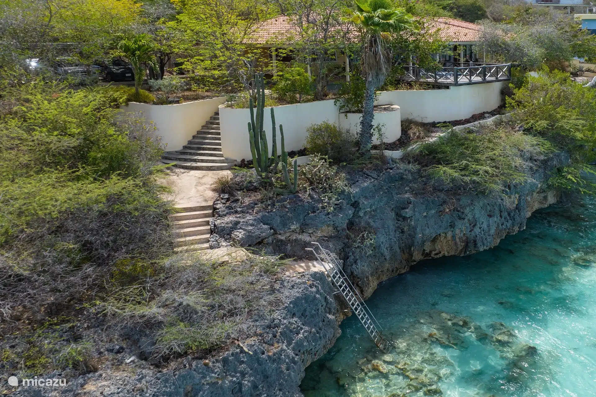 Der gesamte Außenbereich und die Badeleiter stehen Ihnen völlig privat zur Verfügung.