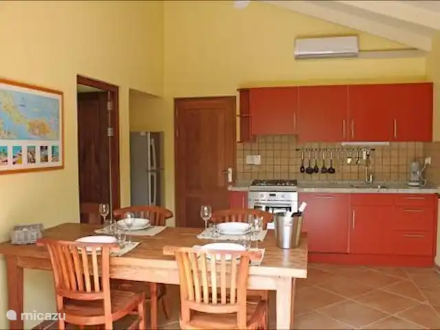 appartement huren in Curaçao, Banda Abou (west), Cas Abao – Cas Laman Abou In de luxe leefkeuken vindt u een mooie ruime eettafel, een grote koel/vries combinatie, een combi oven/magnetron en natuurlijk een vaatwasser.
