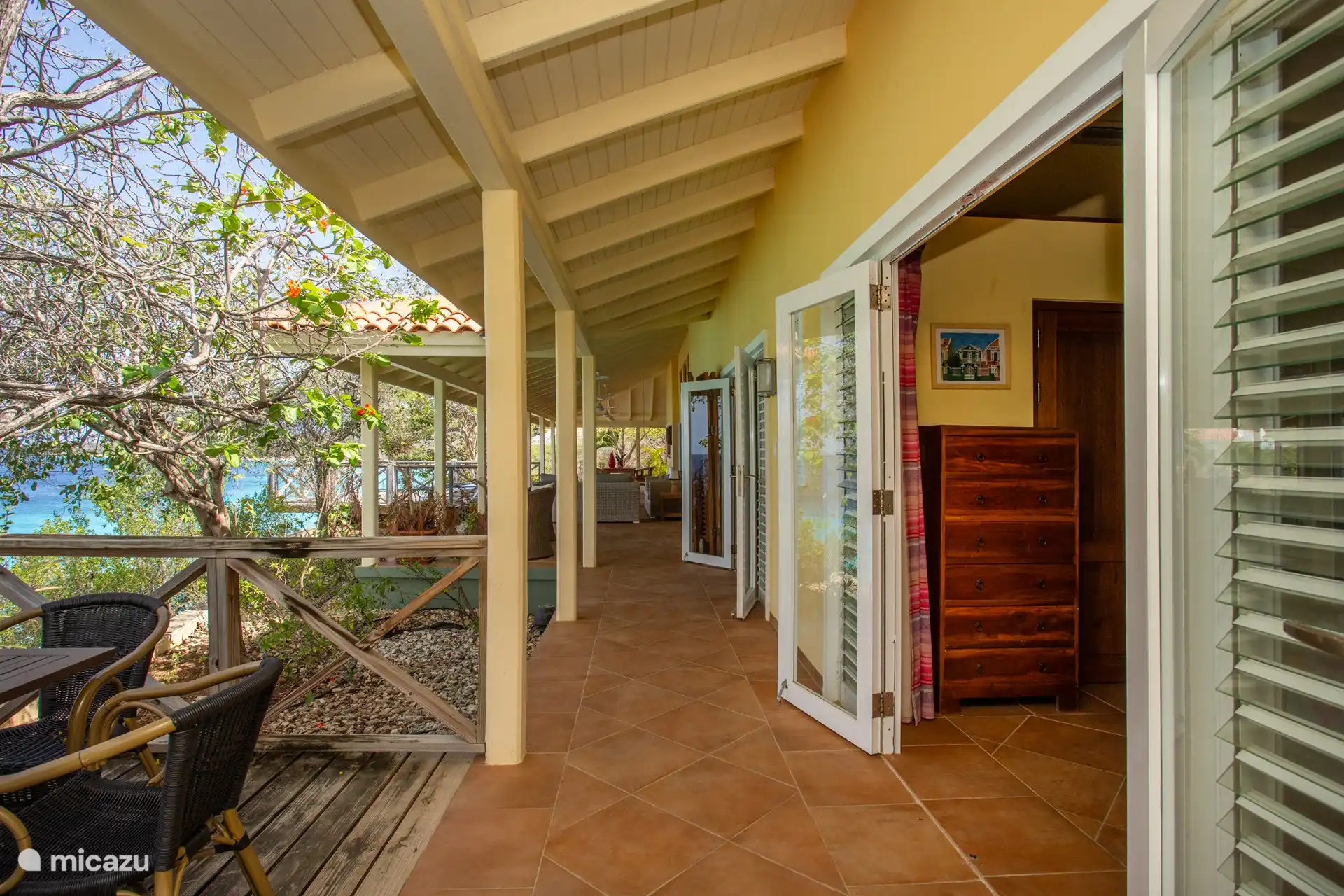 Blick auf die Terrassentüren beider Schlafzimmer und die Veranda am Haus. Das Haus wird nicht genutzt, wenn die Wohnung vermietet wird.