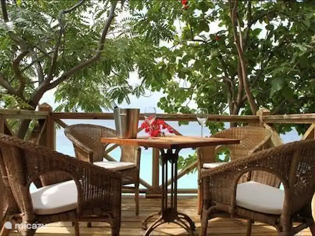 appartement huren in Curaçao, Banda Abou (west), Cas Abao – Cas Laman Abou Op het zeeterras kunt u heerlijk zitten met een hapje en een drankje.