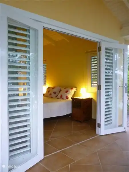 Die Schlafzimmer haben Terrassentüren zur überdachten Veranda. Sie können auf das Meer unter Ihrer Wohnung blicken. Du schläfst zum Rauschen der Wellen ein.............. und wachen Sie morgens nach einer Nacht in Ihrem schönen Boxspringbett erfrischt auf.